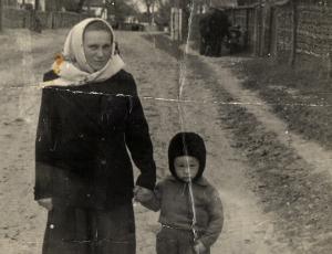 Жінка з дитиною, поч.60-х років ХХ ст., с.Вирівка, Конотопський р-н Сумської обл. З приватного архіву Наталі Литвинчук.