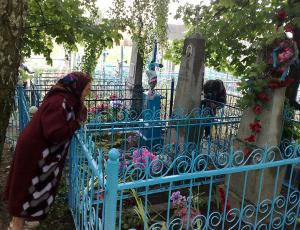 Календарне оплакування у с.Сварицевичі Дубровицького р-ну Рівненської обл., 12 червня 2011 р. З приватного архіву Ірини Коваль-Фучило.
