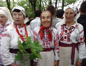 Жінки-учасниці обряду "водити куст" у с.Сварицевичі Дубровицького р-ну Рівненської обл., 12 червня 2011 р. З приватного архіву Ірини Коваль-Фучило.