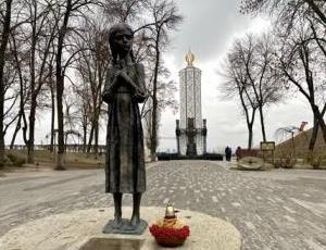 Скульптура «Гірка пам’ять дитинства» біля Національного музею Голодомору-геноциду. Світлина з офіційного сайту установи: https://holodomormuseum.org.ua