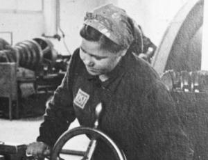 Українка-остарбайтерка за токарним верстатом. Німеччина, 1941 р.