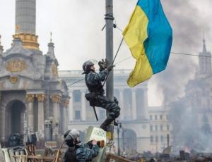 Беркутівець знімає український прапор під час Майдану. Київ, 2014 р.