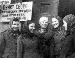 Українські жінки перед відправкою до Німеччини