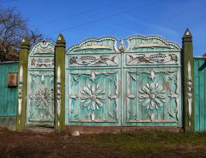 Ворота та хвіртка з різьбленими елементами, 2011 р., с.Шатрище, Ямпільський р-н Сумської обл. З приватного архіву Наталі Литвинчук.